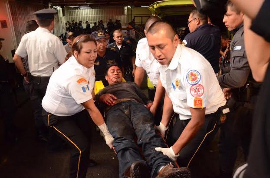 Uno de los heridos cuando fue retirado de la Torre de Tribunales. (Foto: Jesús Alfonso/Soy502)