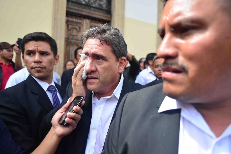 Roberto Alejos, que este martes regresó al Congreso como diputado, resultó afectado con el gas pimienta. (Foto: Jesús Alfonso/Soy502)