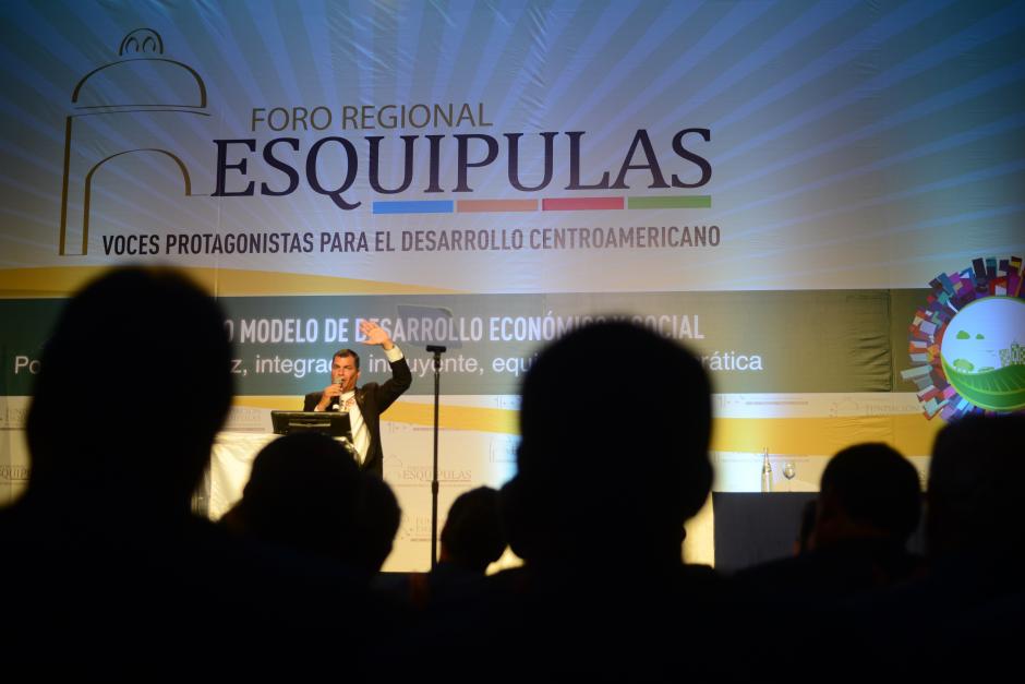 Rafael Correa, presidente de Ecuador, se despide del público luego de dar su discurso en el quinto foro Esquipulas realizado en Ciudad de Guatemala. (Foto: Jesús Alfonso/Soy502)