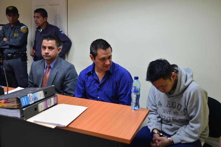 José Alejandro Díaz Sarti (C) y Ho Ying Tong (I), durante la audiencia en la que el Tribunal decidió aplazar el juicio en espera de la recaptura de Jorge Eduardo Pérez Morales. (Foto: Jesús Alfonso/Soy502)&nbsp;