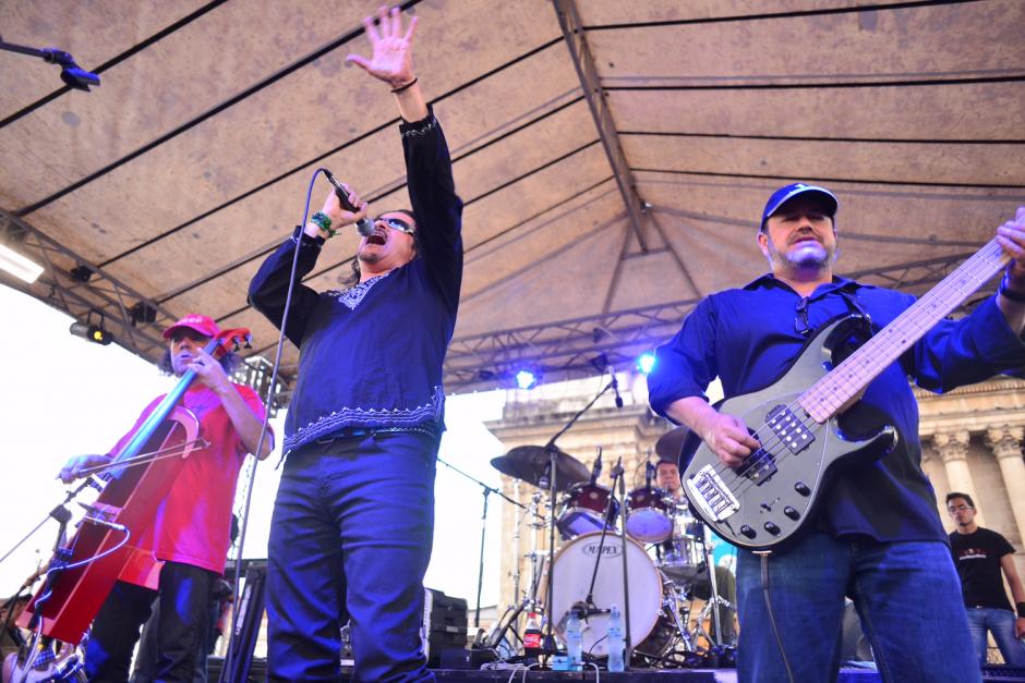 Alux Nahual estuvo en un concierto gratuito en la Plaza, junto a cientos de personas que claman por cambios a la Ley Electoral. (Foto: Jesús Alfonso/ Soy502)