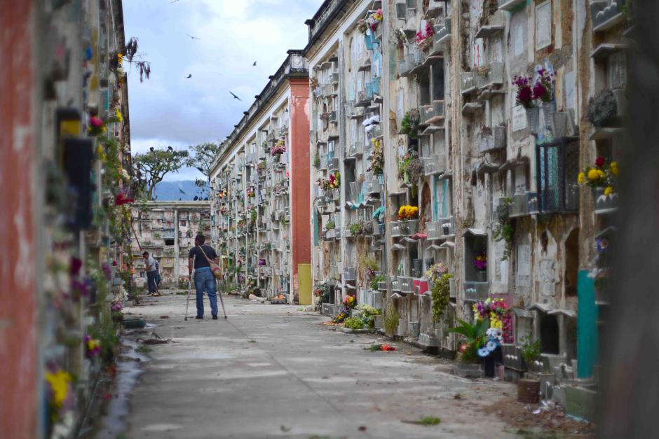 Los nichos empiezan a adquirir una vista floral gracias a los visitantes que llegan al Cementerio General. (Foto: Jesús Alfonso/Soy502)