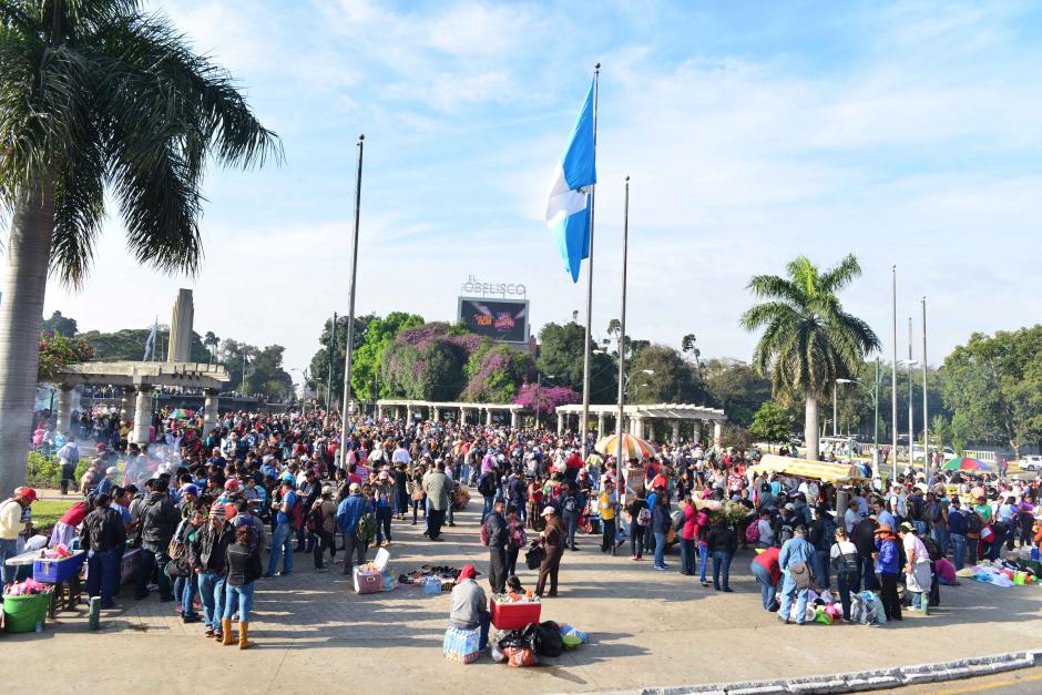 Cientos de maestros del Magisterio Nacional se concentraron en El Obelisco desde la mañana para participar en la marcha pacífica. (Foto: Jesús Alfonso/Soy502)&nbsp;