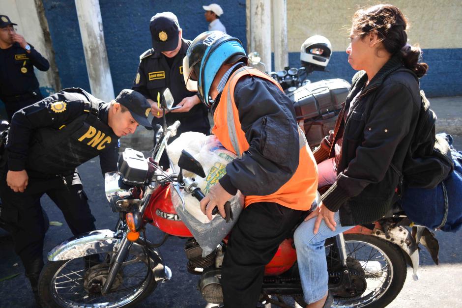 Un Policía revisa una motocicleta durante operativos contra la delincuencia motorizada. (Foto: Jesús Alfonso/Soy502)