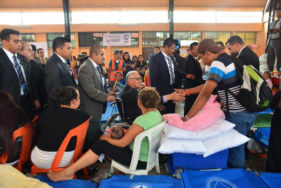 El presidente Maldonado saludó y conversó con los afectados de El Cambray alojados en los albergues provisionales. (Foto: Jesús Alfonso/Soy502)