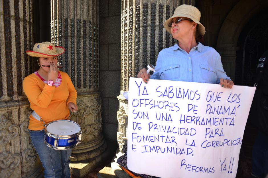 Un sábado más los guatemaltecos indignados acudieron a las puertas del Palacio Nacional. (Foto: Jesús Alfonso/Soy502)