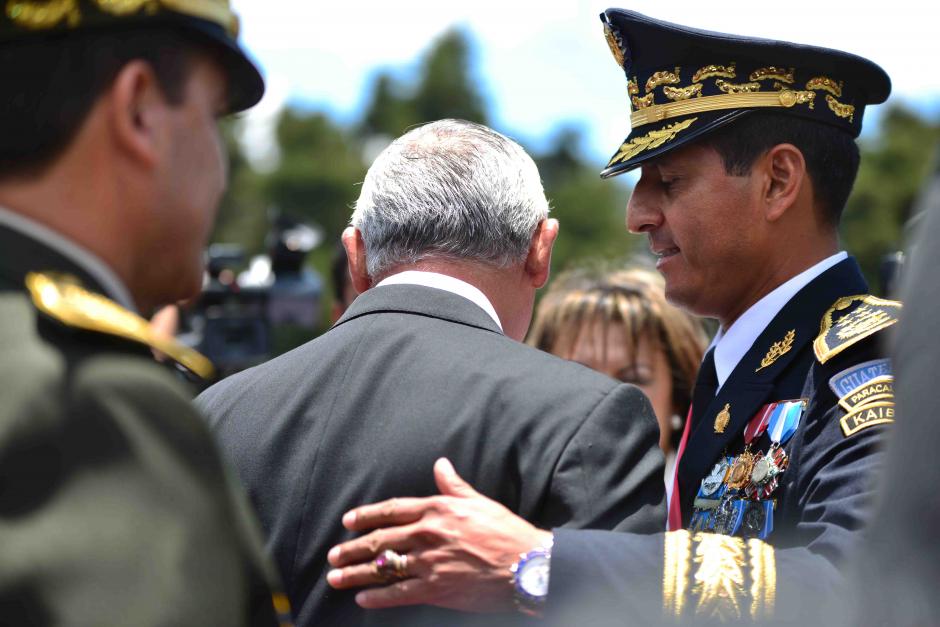 Otto Pérez Molina no dio declaraciones ante los medios después del traspaso de poder en el Ministerio de Defensa Nacional. (Foto: Jesús Alfonso/Soy502)