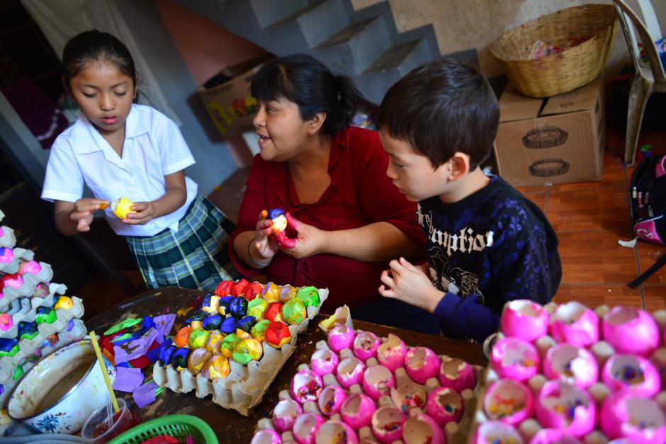 En la elaboración de cascarones para la celebración del Carnaval, doña Brenda Navas es apoyada por varios niños que disfrutan pintándolos. (Foto: Jesús Alfonso/Soy502)&nbsp;