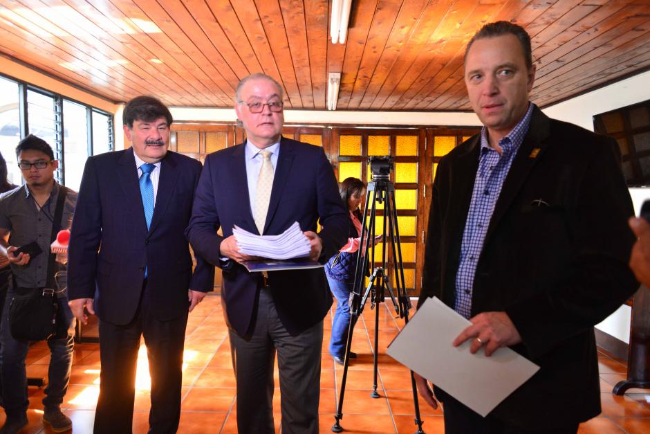 Fernando López (C), presidente de la Cámara de la Industria, junto con el abogado Mario Fuentes Destarac (I) y Javier Zepeda (D), director ejecutivo de la Cámara de Industria, en la CC. (Foto: Jesús Alfonso/Soy502)
