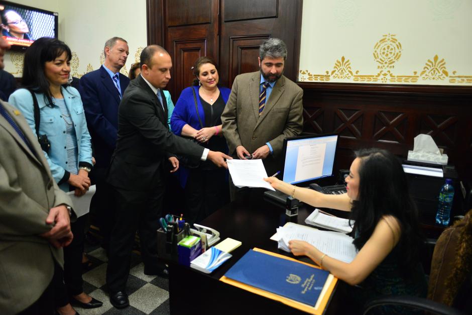 El Movimiento Ciudadano Contra la Corrupción entrega memorial a la Junta Directiva del Congreso para que discutan este jueves el antejuicio contra el presidente Otto Pérez. (Foto: Jesús Alfonso/Soy502)