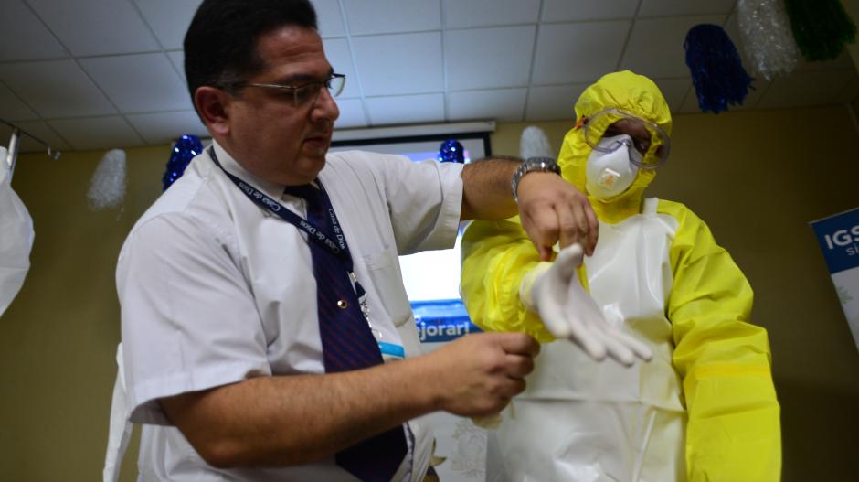 Los trabajadores sanitarios que atiendan a enfermos con ebola deben ponerse al menos 2 pares de guantes para protegerse del contagio. (Foto: Jesús Alfonso/Soy502)