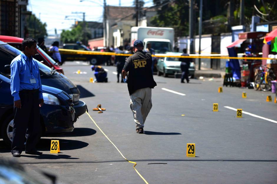 Esta es la escena que investiga el MP, tras el atentado armado frente al Hospital San Juan de Dios. (Foto: Jesús Alfonso/Soy502)&nbsp;