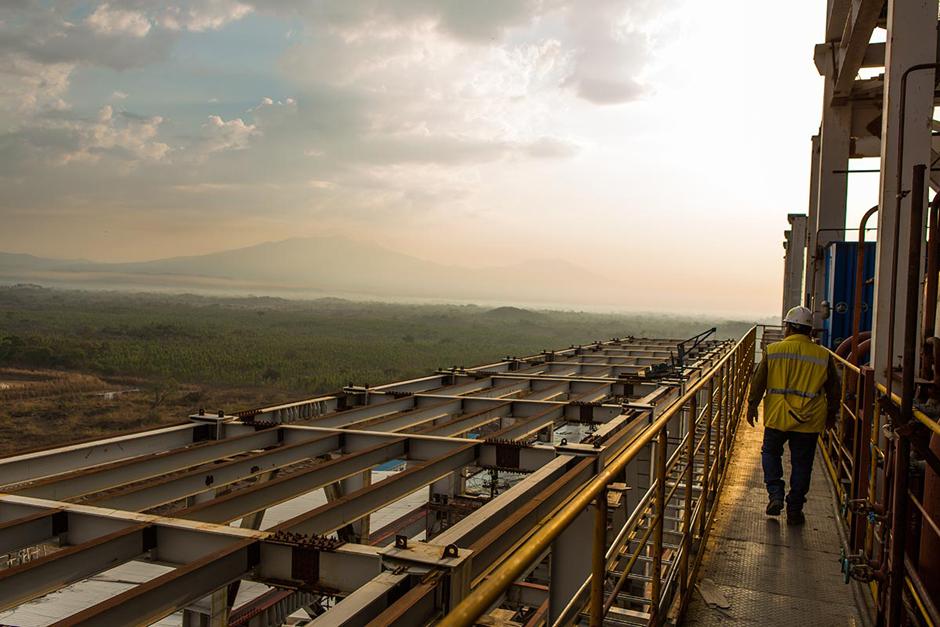 La planta de generación de energía eléctrica a base de carbón, Jaguar Energy, podría perder el contrato suscrito con Energuate debido a múltiples retrasos. De sucederse este última acción estaría pagando en multas y garantías, más de 82 millones de dólares. Alrededor de 626 millones de quetzales. (Foto: Jaguar Energy)