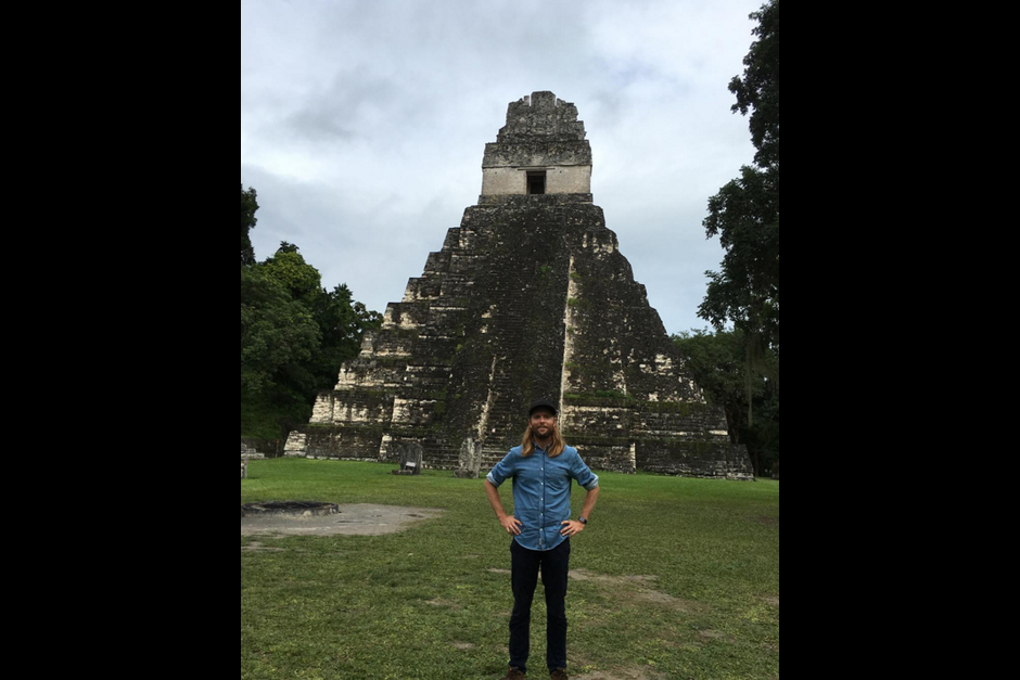 James aprovechó durante su viaje en diciembre pasado a llevarse un grato recuerdo de Tikal. (Foto: James B. Valentine) 