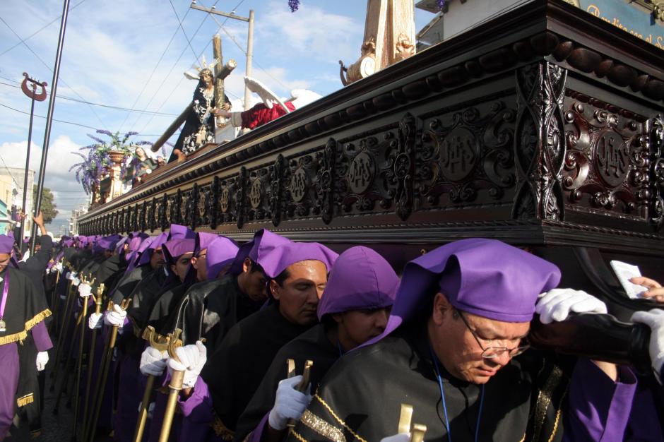 Cargadores llevan en hombros a Jesús Nazareno de las Tres Potencias del Templo de la Parroquia Vieja, en su paso por el Centro Histórico de la capital. (Foto: Raúl Illescas/Soy502)