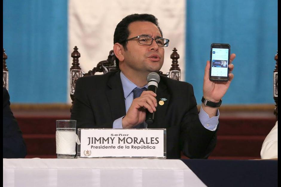El presidente Jimmy Morales no se pudo contener ante las constantes preguntas y arremetió contra los periodistas. (Foto: Presidencia)&nbsp;