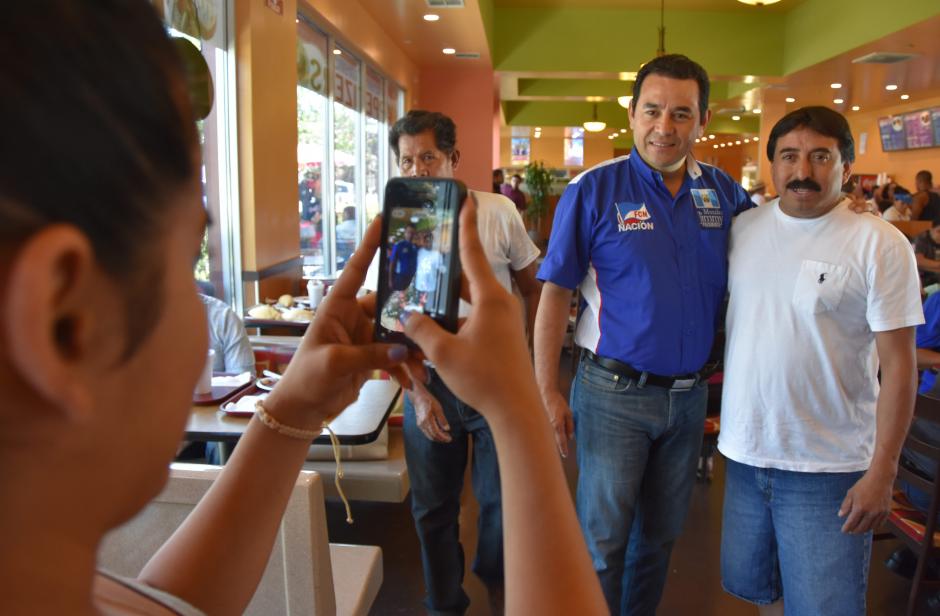 Jimmy Morales, el candidato presidencial del Partido Político Frente de Convergencia Nacional (FCN) hizo una gira por Los Ángeles California para darse conocer a sus potenciales votantes en Guatemala y Estados Unidos. (Foto: EFE)