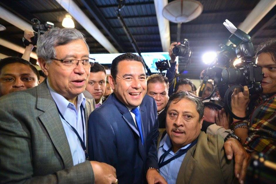Jimmy Morales, al centro, con Jafeth Cabrera, el vicepresidenciable de Lider y Rudy Reyes, su jefe de comunicación. (Foto: Wilder López/Soy502)