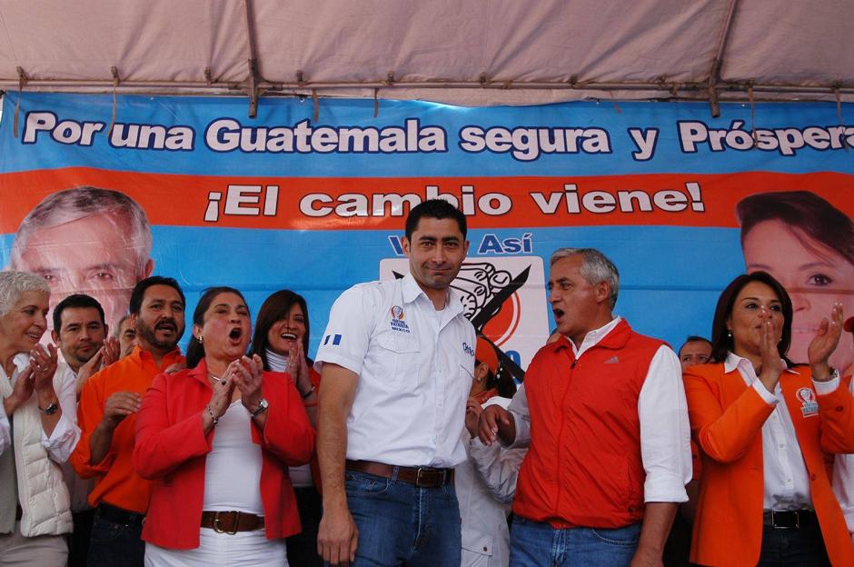 Durante el cierre de campaña del Partido Patriota en 2011, se puede observar a Jimmy Morales, aplaudiendo a quien ganó las elecciones en ese entones y no culminó su Gobierno acusado de corrupción. (Foto: Sandra Sebastián/Plaza Pública)