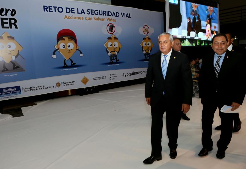 El presidente Otto Pérez Molina observa los detalles de la campaña “Yo Quiero Volver“ presentada esta mañana. (Foto: Presidencia)