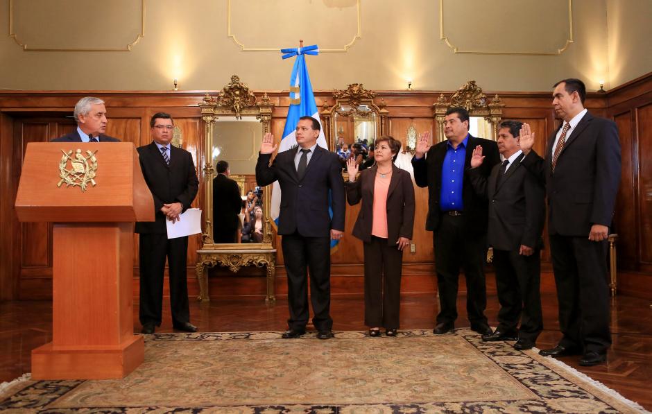 Cinco nuevos gobernadores fueron juramentados, entre ellos Ángel Martínez, de camisa azul, quien en 2012 fue señalado por malversación de fondos cuando era alcalde de San Felipe Retalhuleu. (Foto: AGN)
