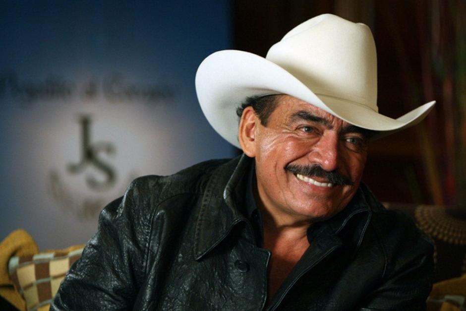 Nacido en el pueblo de Juliantla, en el estado mexicano de Guerrero, Joan Sebastian hasta la fecha ha grabado más de cuarenta discos y ganado varios premios Grammy.