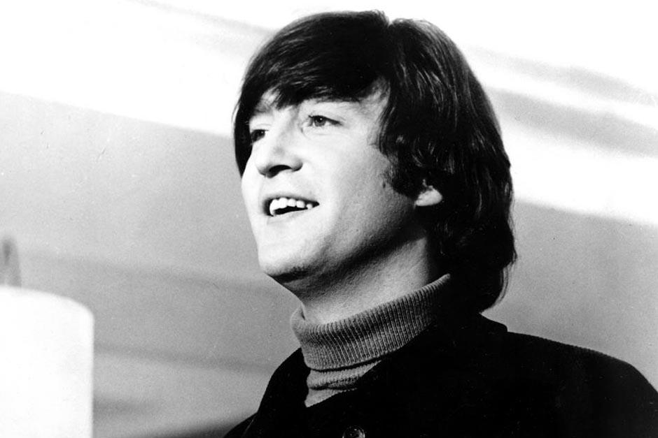 John Lennon formó parte del grupo inglés "The Beatles", junto a Paul McCartney, Ringo Starr y George Harrison.