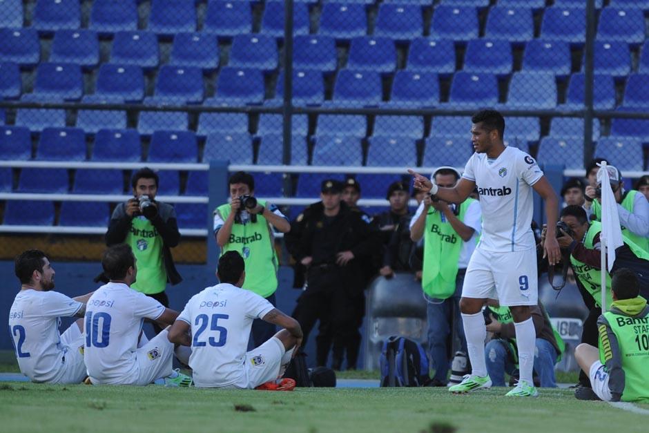 Rolando Blackburn festejó su gol con una curiosa celebración. (Foto: Johan Ordoñez/Nuestro Diario)