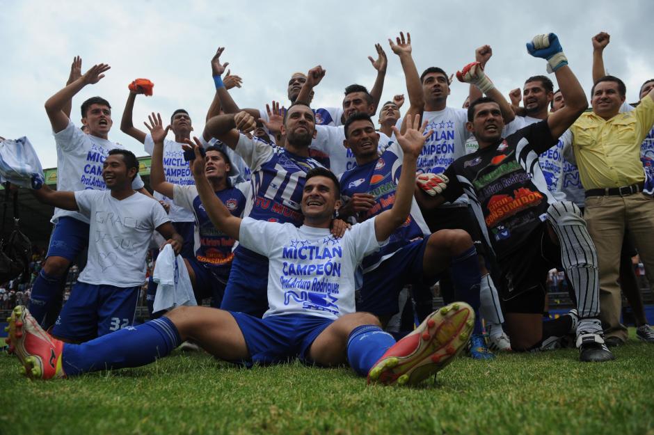 Los jugadores, cuerpo técnico y diregentes de Mictlán celebraron el boleto a la Liga Nacional. (Foto: Nuestro Diario)