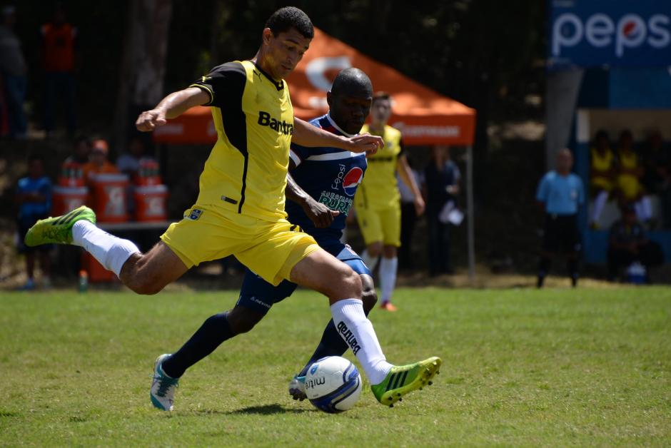 La USAC aprovechó el partido de local para afianzar el liderato del Clausura 2014. &nbsp;(Foto: Johan Ordoñez/Nuestro Diario)