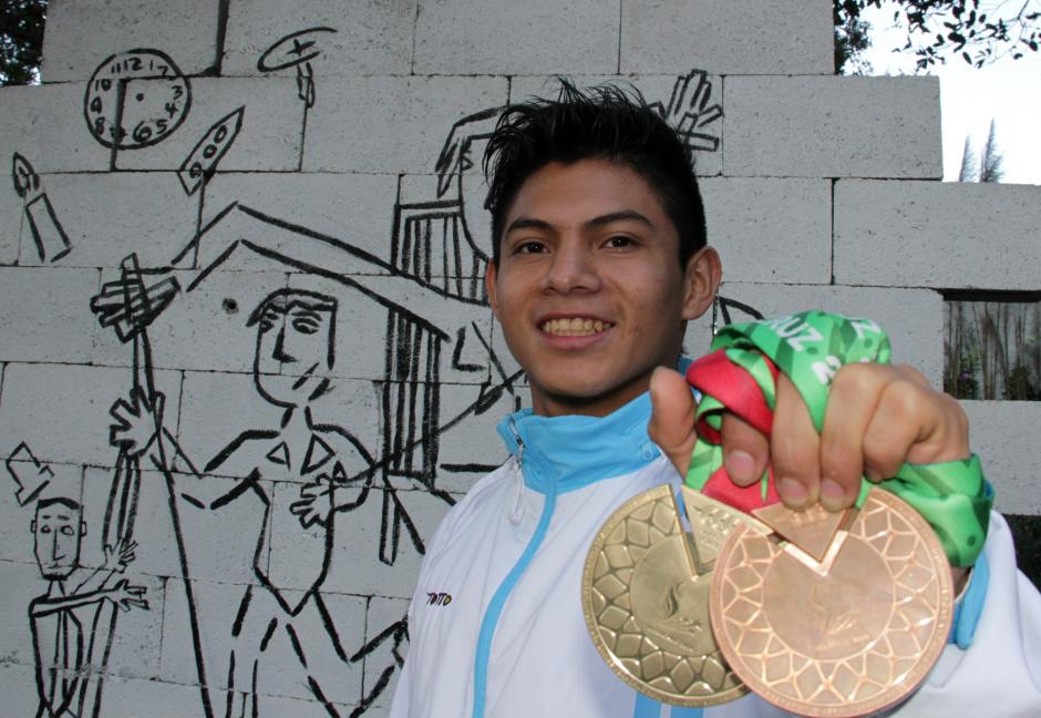 El gimnasta guatemalteco Jorge Vega muestra las medallas que obtuvo en los Juegos Centroamericanos y del Caribe Veracruz 2014. (Foto: Luis Barrios/Soy502)