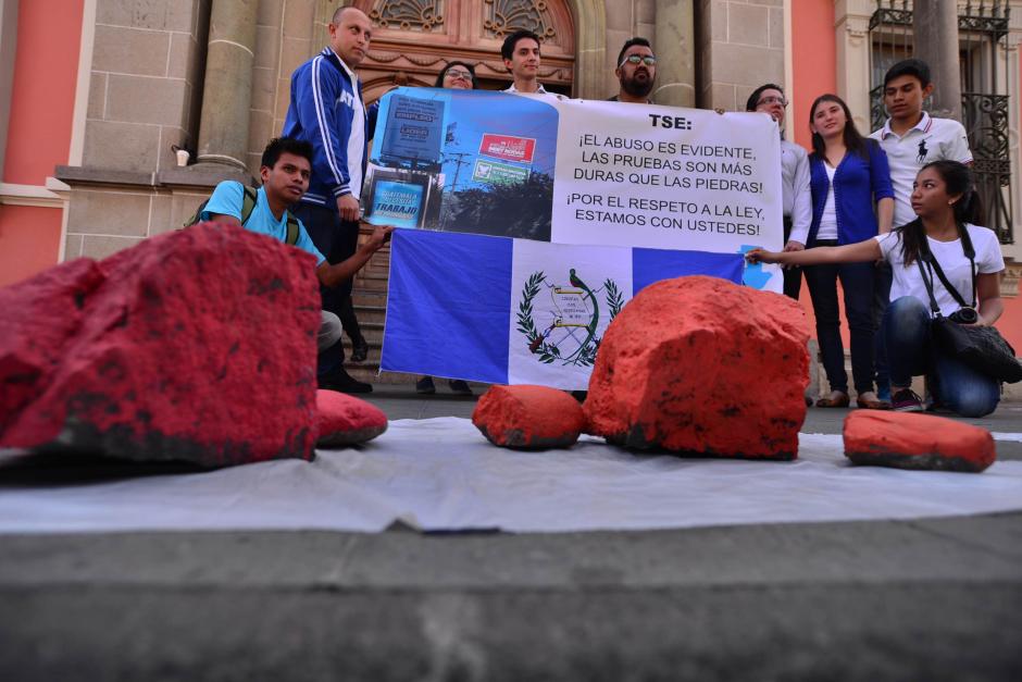 Los integrantes de la plataforma "Primero Guatemala" llevaron piedras pintadas de los colores de los partidos políticos como protestas por la campaña anticipada ante la sede del TSE. (Foto:Wilder López)