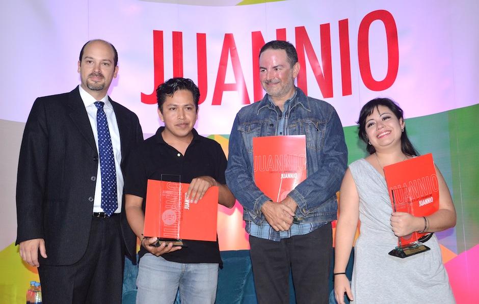 Eduardo Lima, presidente del comité organizador de Juannio junto a Edwin Bixcul, José Mayorga y Nora Pérez, ganadores de Juannio. (Foto: Selene Mejía/Soy502)&nbsp;