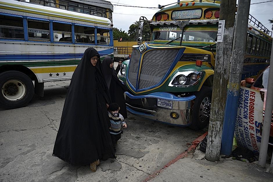 Mujeres de la comunidad Lev Tahor llegan a la ciudad de Guatemala, luego de ser expulsadas de San Juan La Laguna, en Sololá. (Foto: Deccio Serrano/Soy502).