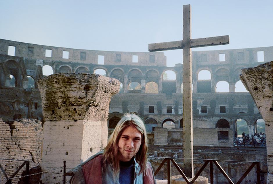 Kurt Cobain tenía una compulsiva afición por fotografiarse con objetos religiosos o frases que hicieran alusión a la religión. Aquí en el Coliseo Romano en Italia, donde muchos afirmaron que Cobain se sintió feliz de estar en aquel lugar. Imagen de 1989. (Foto: Kurt Cobain Fans)