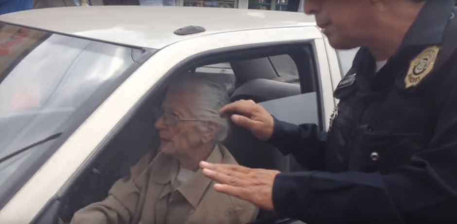 Una señora causó caos al utilizar la ciclovía con su vehículo. (Foto: Captura de YouTube)