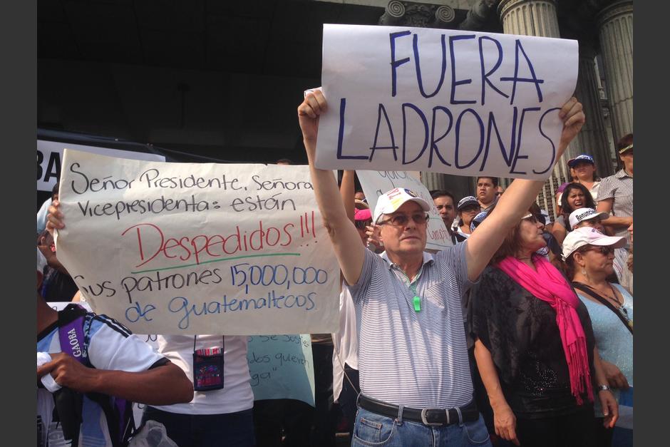 Unos 15 mil guatemaltecos invadieron la Plaza de la Constitución para protestar contra la corrupción. (Foto: Soy502).