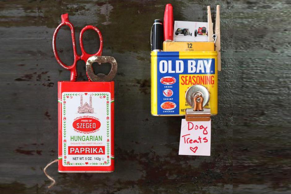 Estas latas recicladas dan un lugar para guardar en tu cocina y, además, suman interés visual a tu espacio.