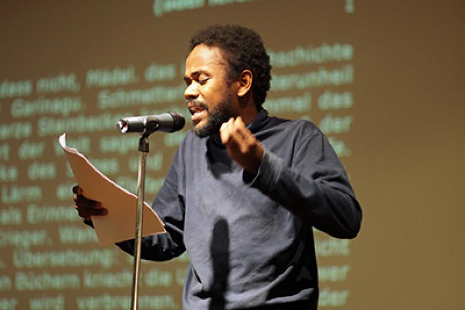 El poeta de Livingston se convirtió en el décimo ganador del premio. (Foto: Twitter)