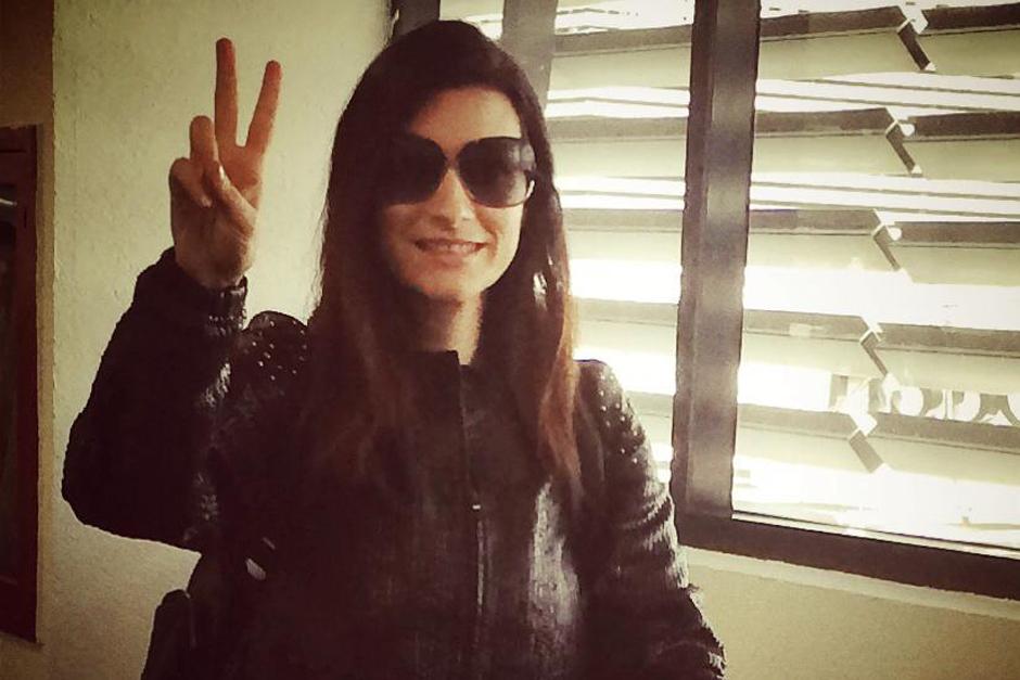 Laura Pausini sale en bata al escenario y mira lo que le&nbsp;sucedió. (Foto: Facebook)