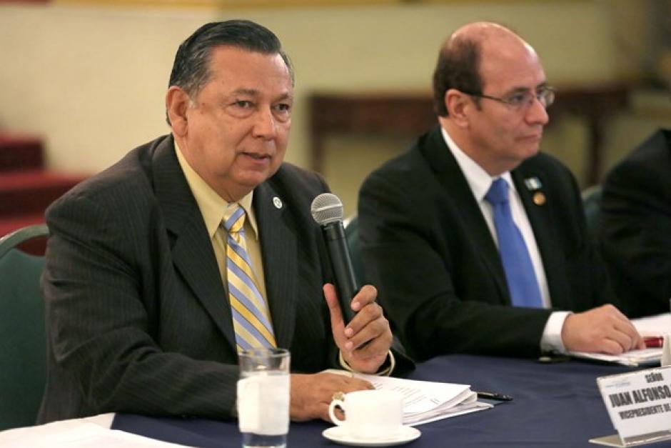 El vicepresidente Alfonso Fuentes Soria y el Superintendente de Bancos, José Alejandro Arévalo durante la reunión con el Gafilat. (Foto: AGN)