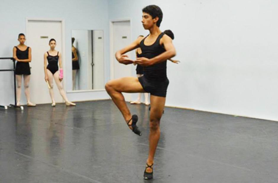 Lenin Valladares se participó en "El Cascanueces", presentación de cierre de año 2013 de la Escuela Municipal de Danza. &nbsp;(Foto: Municipalidad de Guatemala)