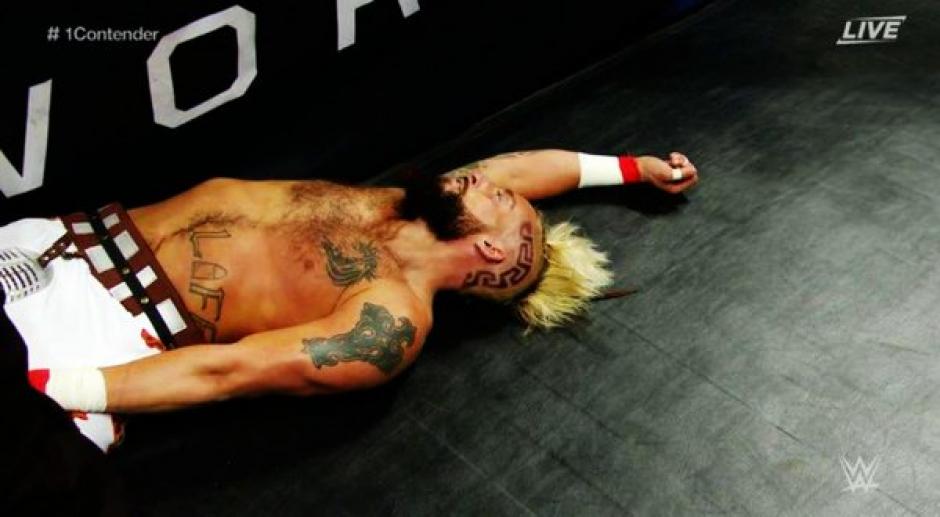 Enzo Amore quedó fuera de combate tras el golpe que sufrió contra las cuerdas. (Foto: Twitter/WWE)