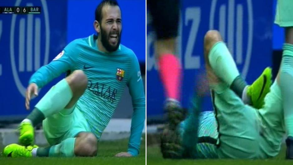 Aleix Vidal tuvo que ser sustituido sobre el final del partido por una grave lesión en su tobillo derecho. (Foto: Marca)