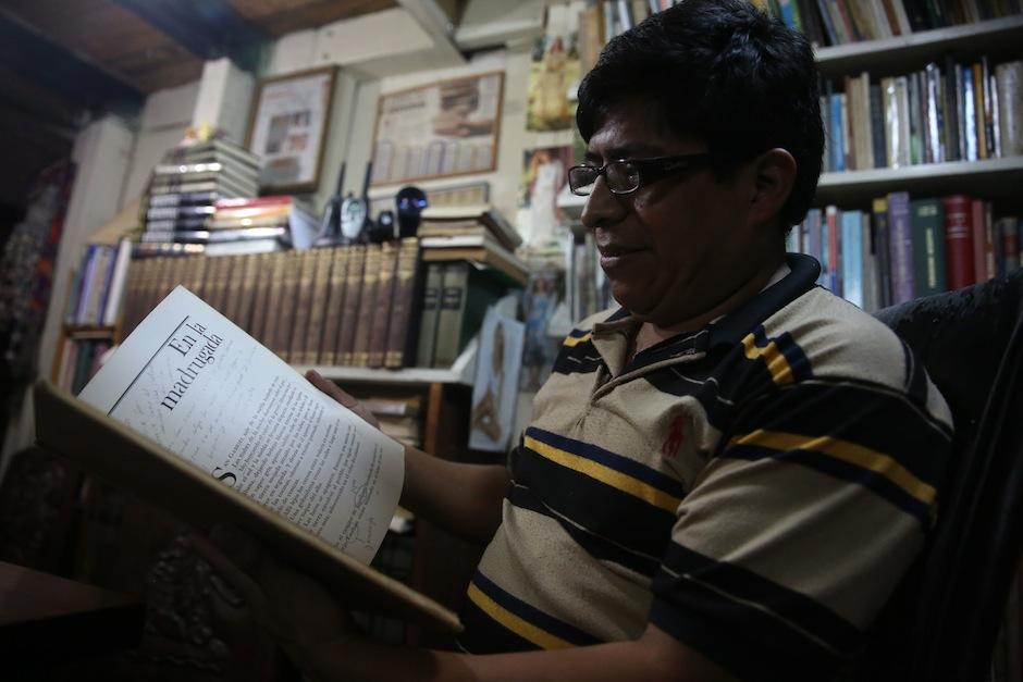 Eduardo Cot hojea un libro de Juan Rulfo en su librería Popol Vuh. (Foto: Esteban Biba/EFE) 