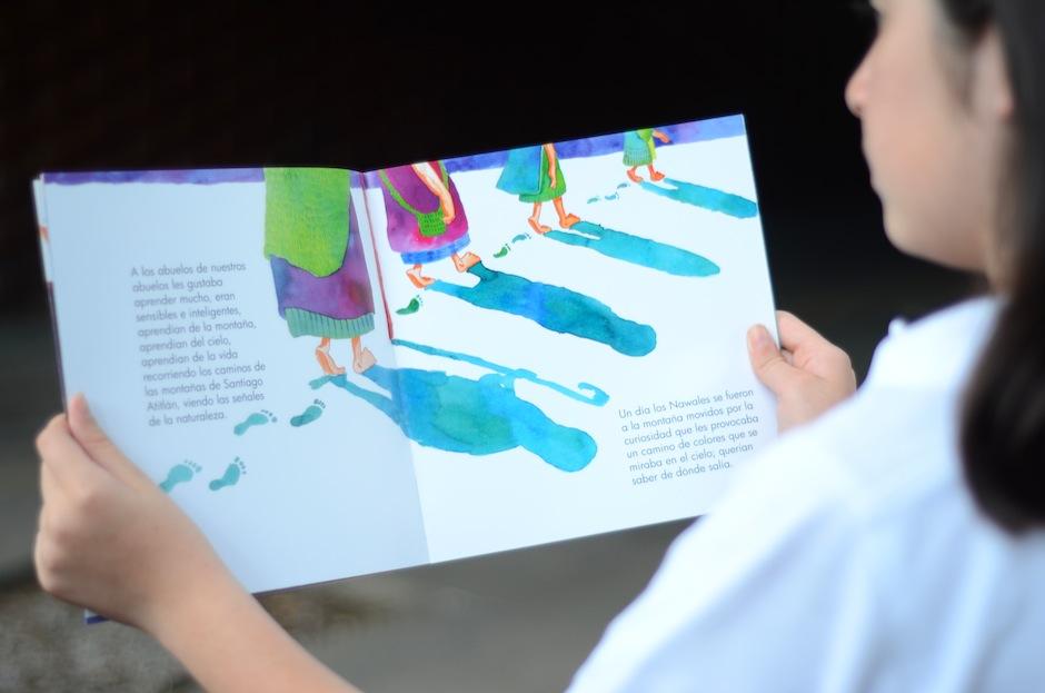 "El nacimiento del arcoíris" es uno de los seis libros para niños que Julio Serrano&nbsp;publica, basado en cuentos de tradición oral maya. (Foto: Selene Mejía/Soy502)&nbsp;