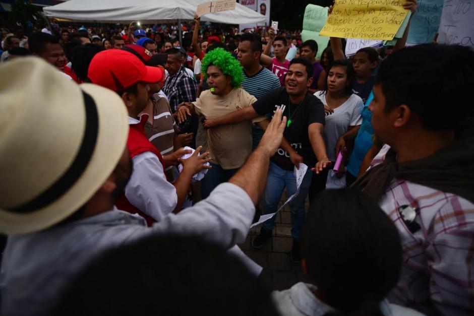 Simpatizantes de Lider y un grupo de manifestantes se enfrentaron en el municipio de Villa Nueva, tras la presentación de la candidatura a la reelección de Edwin Escobar. (Foto: Wilder López/Soy502)