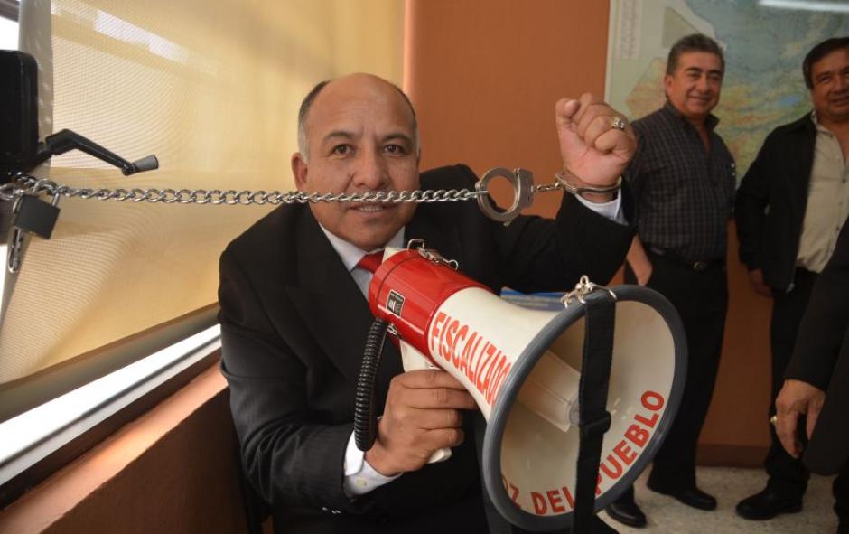 El diputado Luis Chávez se encadenó al despacho del ministro de Desarrollo Social, exigiendo información sobre un proceso de licitación de maquinaria pesada. (Foto: José Castro)&nbsp;