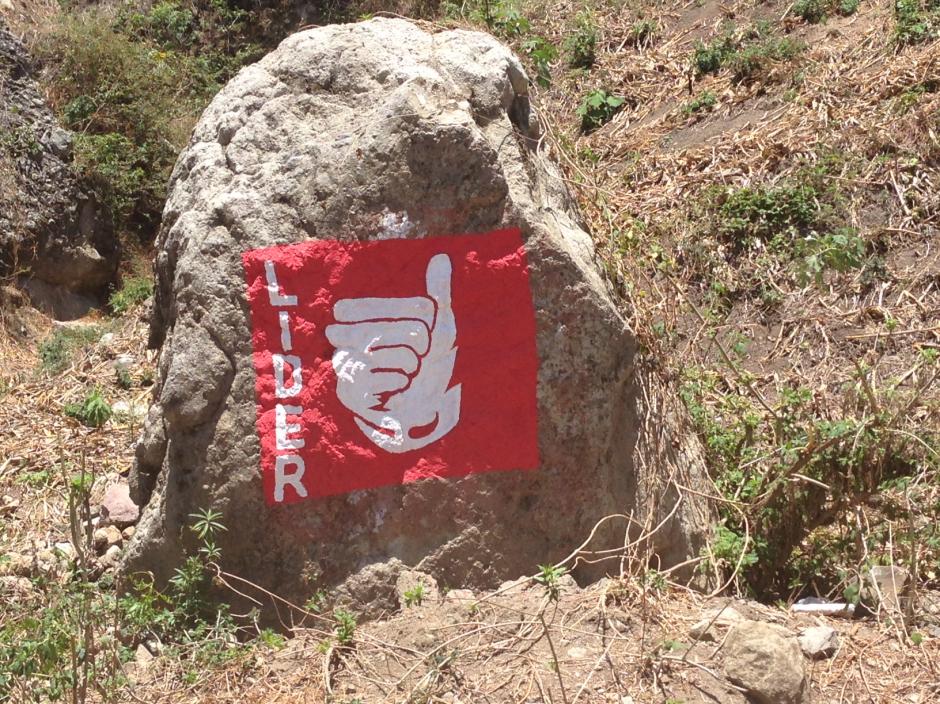 La propaganda de Lider está desplegada alrededor del lago de Atitlán. Aquí, un peñasco pintado de rojo a un kilómetro de San Antonio Palopó. (Foto: Soy502).&nbsp;