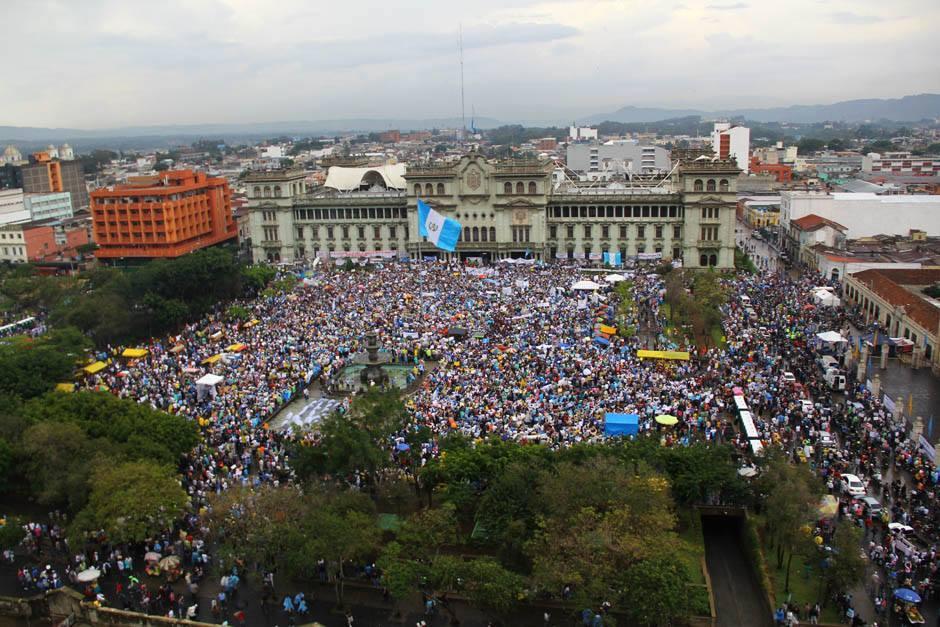 Miles de ciudadanos acudieron a los distintos llamados a manifestar que se hicieron por cerca de cinco meses en 2015. (Foto Archivo/Soy502)